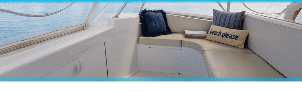 Beige bootkussens in de binnenhut van een boot - Comfortabele kussens voor een gezellige en ontspannen sfeer aan boord