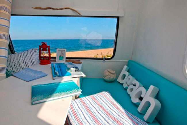 Blauwe kussens in het interieur van de caravan, toevoeging van kleur en comfort
