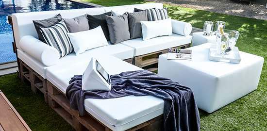 Palletkussens op maat - Witte zitkussens met diverse rugkussens in wit, zwart, grijs en gestreept, voor comfortabel zitten en een stijlvolle uitstraling